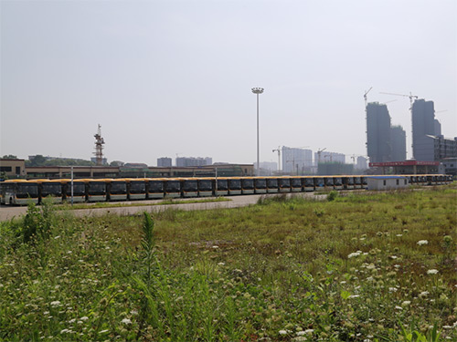 一眼望不到邊的大型汽車隊伍